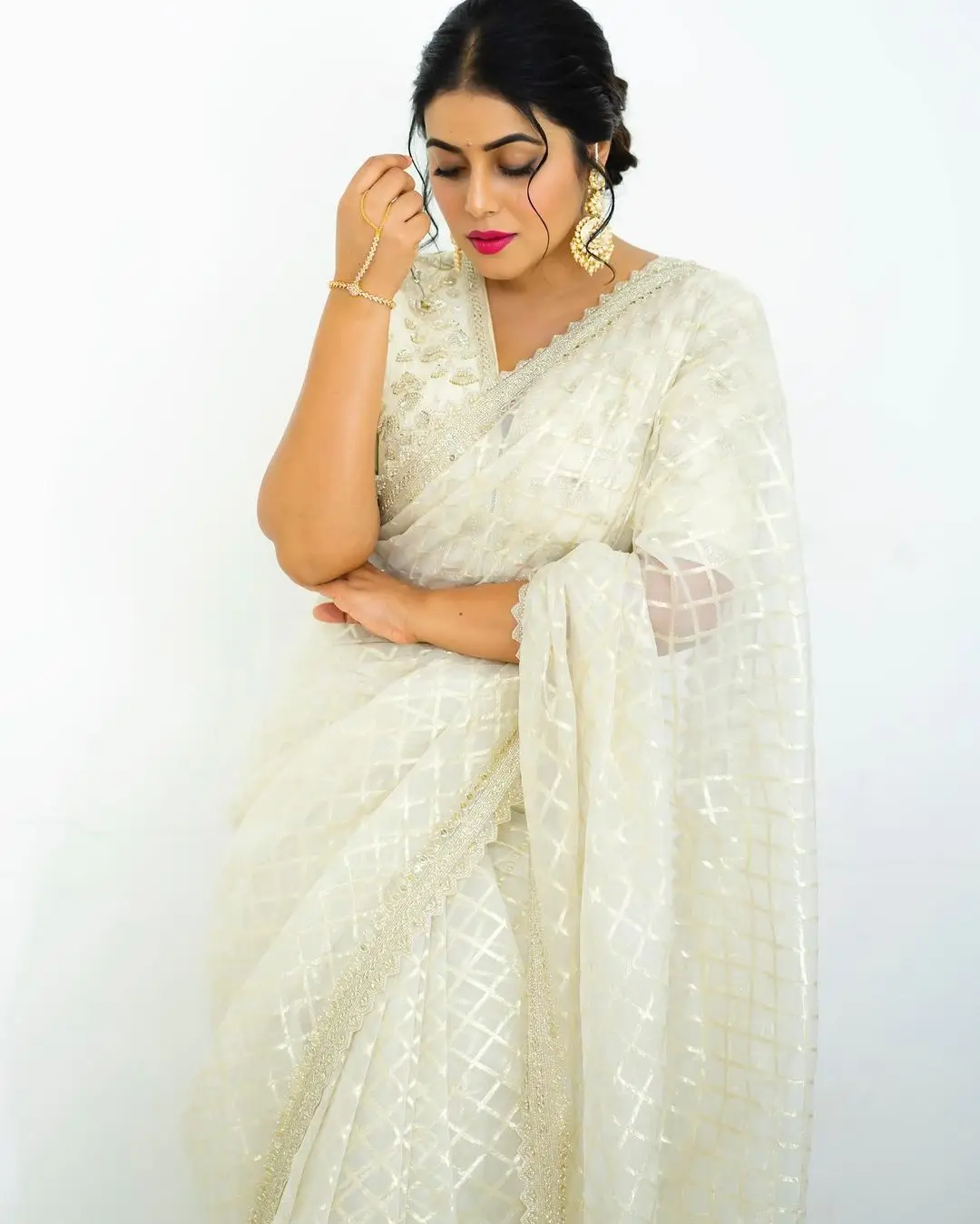 SHAMNA KASIM WEARING BEAUTIFUL EARRINGS WHITE DESIGNER SAREE 10